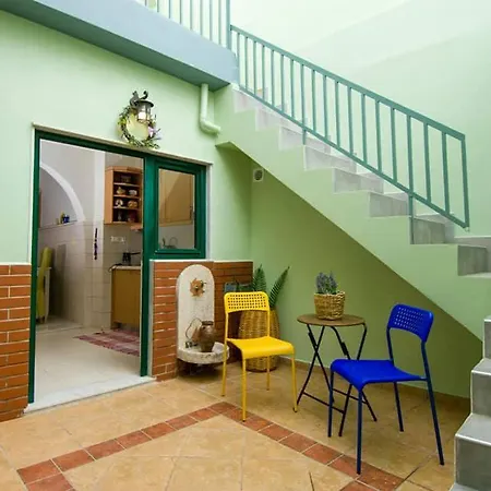 George' S House Limnai